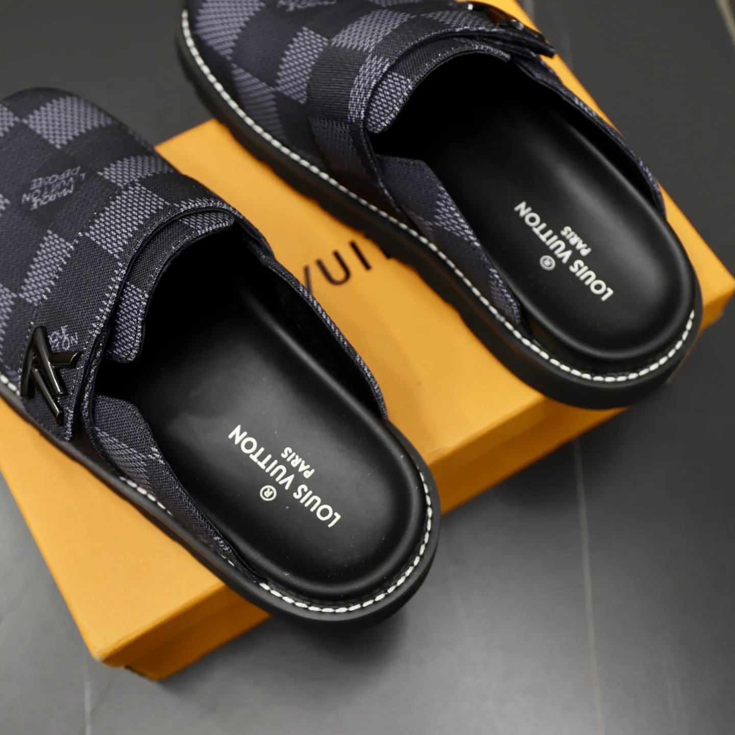 Ex-factory price 420💰 Lv. Popular men's slippers hot sale 🔥 🩴Official website one to one production 38-45 sizes 45 46 🉑️Customized!